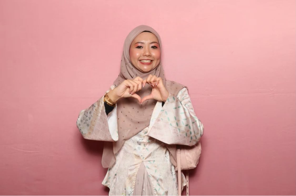 Nadia berkongsi kasih sayang kepada pelanggan Healthy Nature Shop